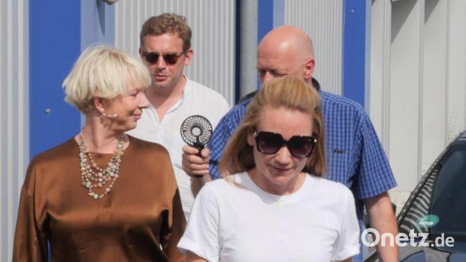 Autorin Rita Falk und die Schauspieler Sebastian Bezzel (Franz Eberhofer) und Lisa Maria Potthoff (Susi) machten am Freitagabend auf ihrer Promotion-Tour zum neuen Eberhoferkrimi &quot;Leberkäsjunkie&quot; Halt im Cineplanet in Tirschenreuth. 800 Fans waren gekommen, um mit ihren Stars Selfies zu machen und Autogramme abzustauben. Bild: tr