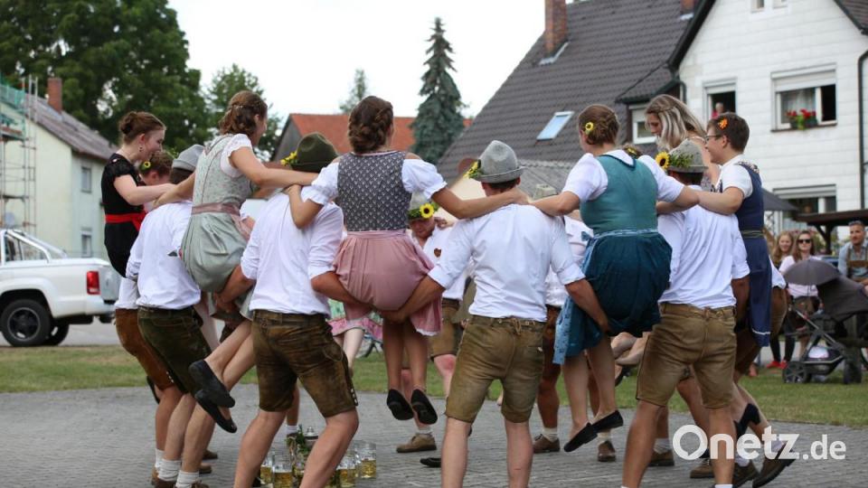 Die Burschen hoben ihre Moidla in die Höhe. Bild: egl