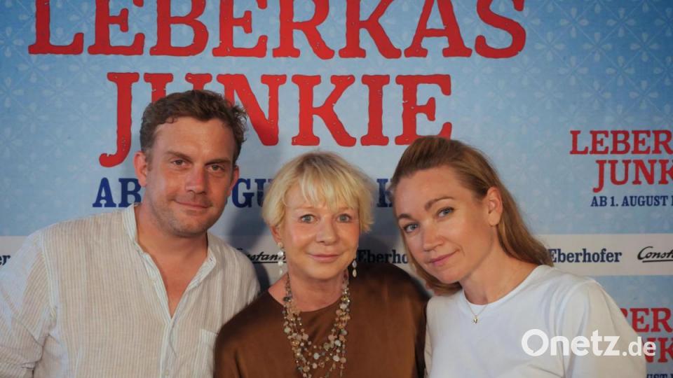 Autorin Rita Falk und die Schauspieler Sebastian Bezzel (Franz Eberhofer) und Lisa Maria Potthoff (Susi) machten am Freitagabend auf ihrer Promotion-Tour zum neuen Eberhoferkrimi &quot;Leberkäsjunkie&quot; Halt im Cineplanet in Tirschenreuth. 800 Fans waren gekommen, um mit ihren Stars Selfies zu machen und Autogramme abzustauben. Bild: tr