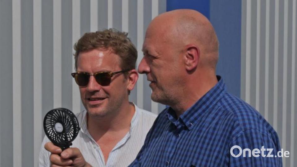 Autorin Rita Falk und die Schauspieler Sebastian Bezzel (Franz Eberhofer) und Lisa Maria Potthoff (Susi) machten am Freitagabend auf ihrer Promotion-Tour zum neuen Eberhoferkrimi &quot;Leberkäs Junkie&quot; Halt im Cineplanet in Tirschenreuth. 800 Fans waren gekommen, um mit ihren Stars Selfies zu machen und Autogramme abzustauben. Bild: tr