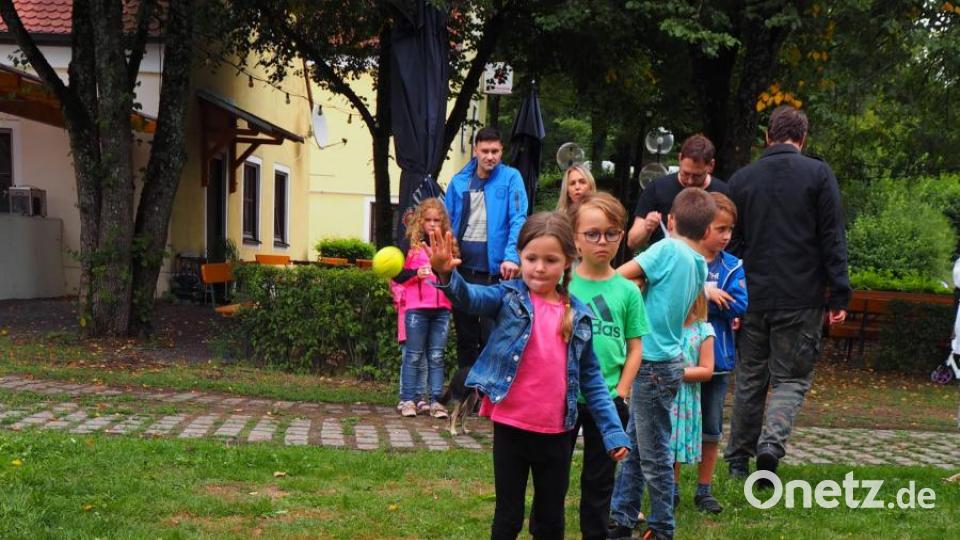 Wer trifft in den Eimer? Bild: krb