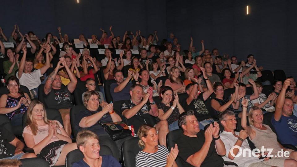 Autorin Rita Falk und die Schauspieler Sebastian Bezzel (Franz Eberhofer) und Lisa Maria Potthoff (Susi) machten am Freitagabend auf ihrer Promotion-Tour zum neuen Eberhoferkrimi &quot;Leberkäsjunkie&quot; Halt im Cineplanet in Tirschenreuth. 800 Fans waren gekommen, um mit ihren Stars Selfies zu machen und Autogramme abzustauben. Bild: tr