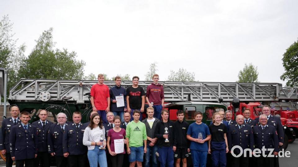 Die Gruppe &quot;Feuerwehr Kastl II&quot; entschied den Wettbewerb für sich. Es gratulierten die Kreisdienstgrade und Führungskräfte der Feuerwehr (links und rechts) sowie Bürgermeister Bernd Sommer (Sechster von rechts). Bild: flm