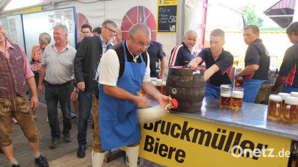 Mit drei Schlägen zapfte Bürgermeister Deichl das erste Fass Bier an. Bild: ral