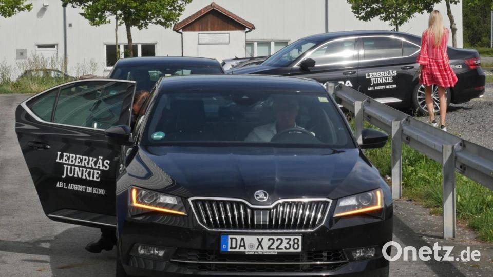 Autorin Rita Falk und die Schauspieler Sebastian Bezzel (Franz Eberhofer) und Lisa Maria Potthoff (Susi) machten am Freitagabend auf ihrer Promotion-Tour zum neuen Eberhoferkrimi &quot;Leberkäsjunkie&quot; Halt im Cineplanet in Tirschenreuth. 800 Fans waren gekommen, um mit ihren Stars Selfies zu machen und Autogramme abzustauben. Bild: tr