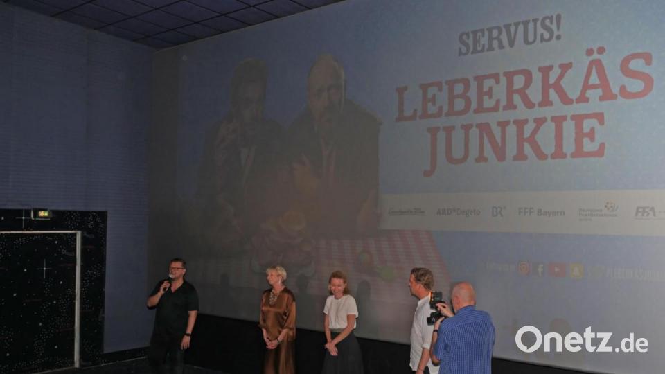 Autorin Rita Falk und die Schauspieler Sebastian Bezzel (Franz Eberhofer) und Lisa Maria Potthoff (Susi) machten am Freitagabend auf ihrer Promotion-Tour zum neuen Eberhoferkrimi &quot;Leberkäsjunkie&quot; Halt im Cineplanet in Tirschenreuth. 800 Fans waren gekommen, um mit ihren Stars Selfies zu machen und Autogramme abzustauben. Bild: tr