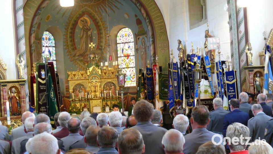 In der voll gefüllten Pfarrkirche St. Nikolaus feierte Pater Binu mit den vielen Gästen den Festgottesdienst. Bild: ga