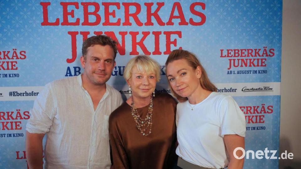 Autorin Rita Falk und die Schauspieler Sebastian Bezzel (Franz Eberhofer) und Lisa Maria Potthoff (Susi) machten am Freitagabend auf ihrer Promotion-Tour zum neuen Eberhoferkrimi &quot;Leberkäsjunkie&quot; Halt im Cineplanet in Tirschenreuth. 800 Fans waren gekommen, um mit ihren Stars Selfies zu machen und Autogramme abzustauben. Bild: tr
