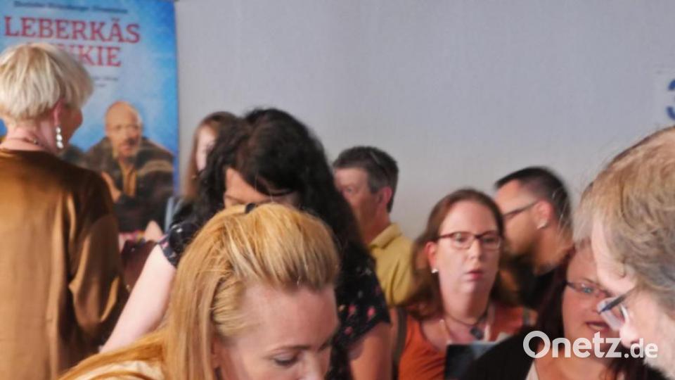 Autorin Rita Falk und die Schauspieler Sebastian Bezzel (Franz Eberhofer) und Lisa Maria Potthoff (Susi) machten am Freitagabend auf ihrer Promotion-Tour zum neuen Eberhoferkrimi &quot;Leberkäsjunkie&quot; Halt im Cineplanet in Tirschenreuth. 800 Fans waren gekommen, um mit ihren Stars Selfies zu machen und Autogramme abzustauben. Bild: tr
