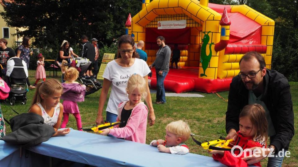 Am Stand des Schützenvereins probieren die Kinder das Armbrust-Schießen aus. Bild: krb