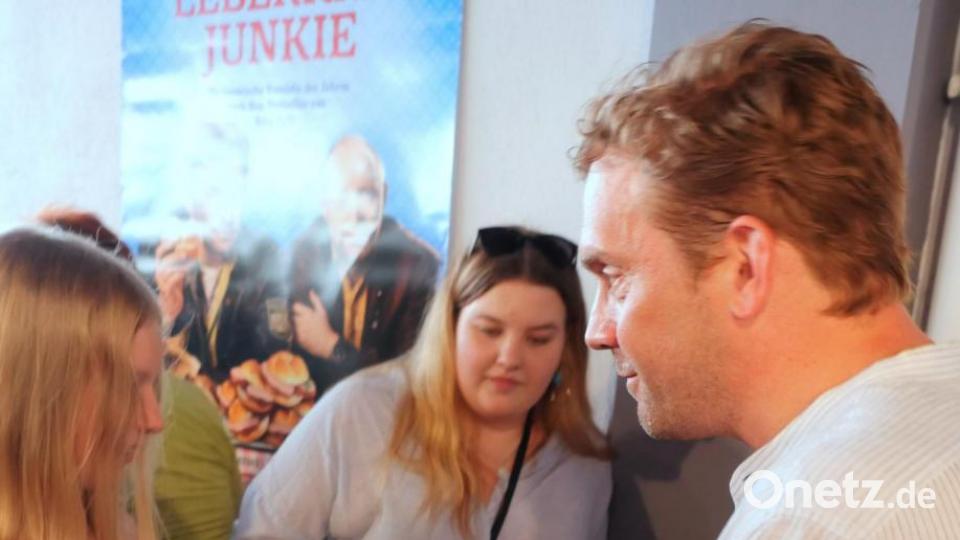 Autorin Rita Falk und die Schauspieler Sebastian Bezzel (Franz Eberhofer) und Lisa Maria Potthoff (Susi) machten am Freitagabend auf ihrer Promotion-Tour zum neuen Eberhoferkrimi &quot;Leberkäsjunkie&quot; Halt im Cineplanet in Tirschenreuth. 800 Fans waren gekommen, um mit ihren Stars Selfies zu machen und Autogramme abzustauben. Bild: tr