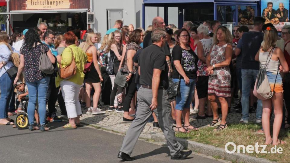 Autorin Rita Falk und die Schauspieler Sebastian Bezzel (Franz Eberhofer) und Lisa Maria Potthoff (Susi) machten am Freitagabend auf ihrer Promotion-Tour zum neuen Eberhoferkrimi &quot;Leberkäs Junkie&quot; Halt im Cineplanet in Tirschenreuth. 800 Fans waren gekommen, um mit ihren Stars Selfies zu machen und Autogramme abzustauben. Bild: tr