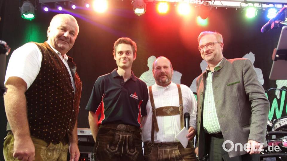 Für Matthias Bauer 2.von links Kassier der FF gab es die Ehrenamtskarte Bild: ral