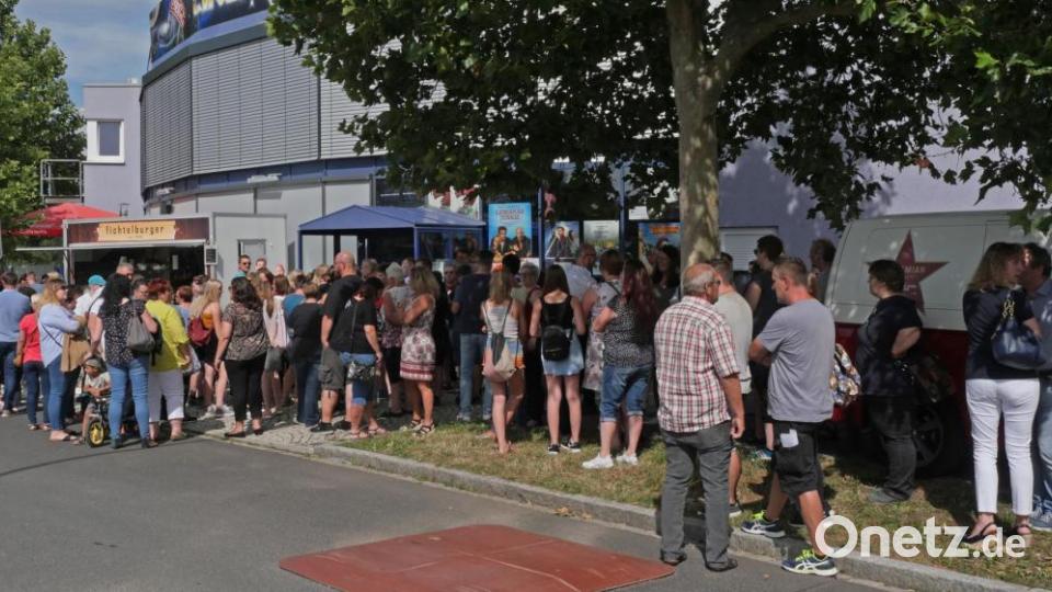 Autorin Rita Falk und die Schauspieler Sebastian Bezzel (Franz Eberhofer) und Lisa Maria Potthoff (Susi) machten am Freitagabend auf ihrer Promotion-Tour zum neuen Eberhoferkrimi &quot;Leberkäsjunkie&quot; Halt im Cineplanet in Tirschenreuth. 800 Fans waren gekommen, um mit ihren Stars Selfies zu machen und Autogramme abzustauben. Bild: tr