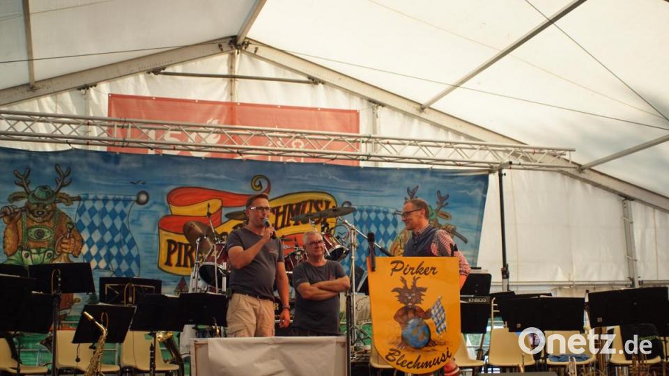 Festleiter Tobias Tippmann (links) mit Vorsitzendem Wolfgang Fortelny (Mitte) und Bürgermeister Bernd Sommer (rechts) bei den Ansprachen im Zelt. Bild: exb