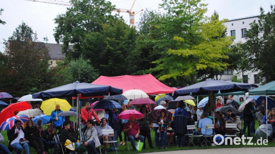 Die Serenaden-Besucher sind bestens gerüstet für den Regen. Bild: gag