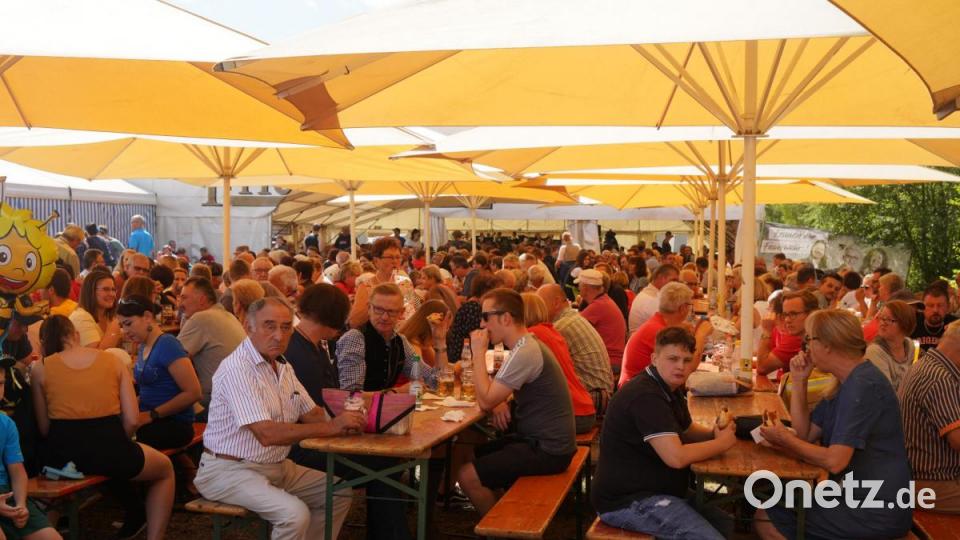 Voll besetzt waren die Bänke auf dem Festgelände. Bild: exb