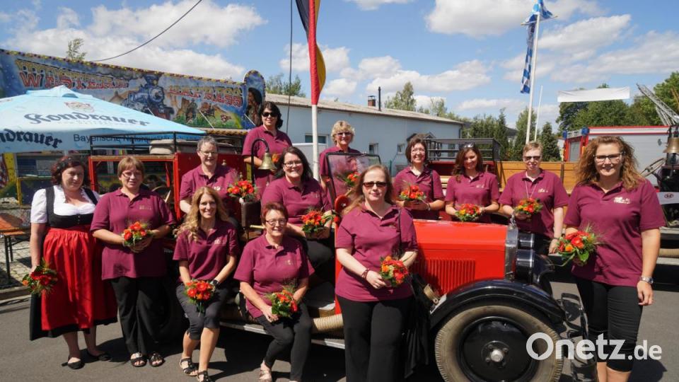 Die Festdamen der vergangenen Jubiläumsfeste haben das Feiern nicht verlernt. Das ganze Wochenende über waren sie mit dabei und sorgten für Stimmung. Links im Bild Fahnenpatin Julia Malzer. Bild: exb