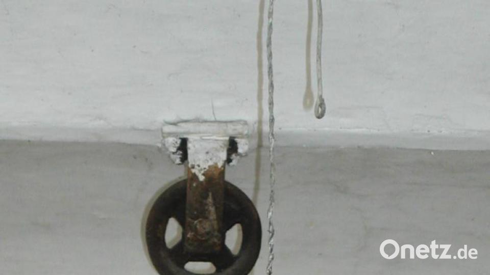 Solche Schmuckstücke werden ganz sicher nicht verschwinden. Ein Lampenschirm aus Blech und eine Umlenkrolle werden zusammen mit anderen Details die Geschichte des Hauses "erzählen". Bild: ld