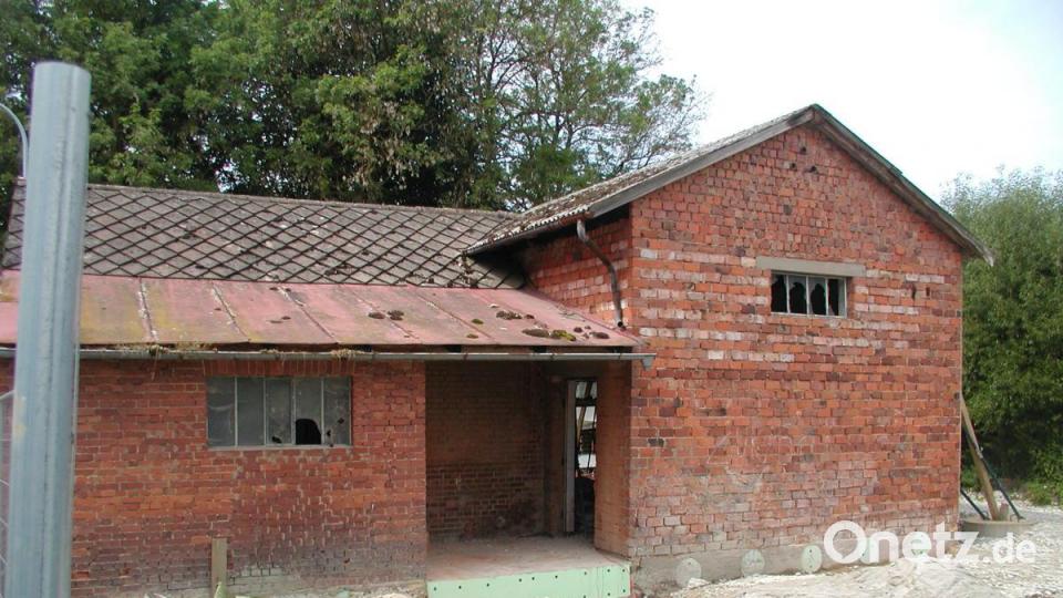 In dieser Nischen zwischen den beiden Gebäudeteilen entsteht der Sanitärbereich. Bild: ld