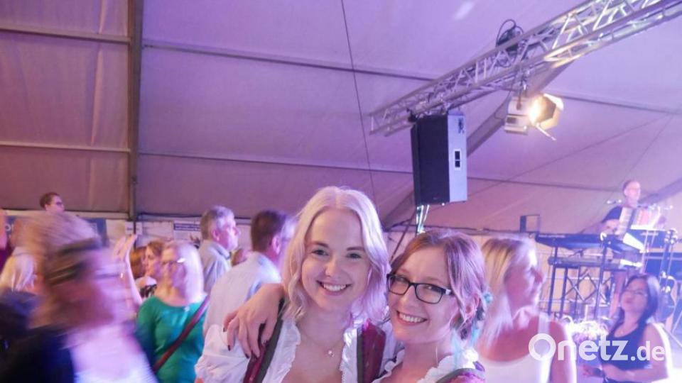 Viele Besucher genossen am Samstag und auch am Sonntag die tolle Stimmung im Festzelt. Bild: flm