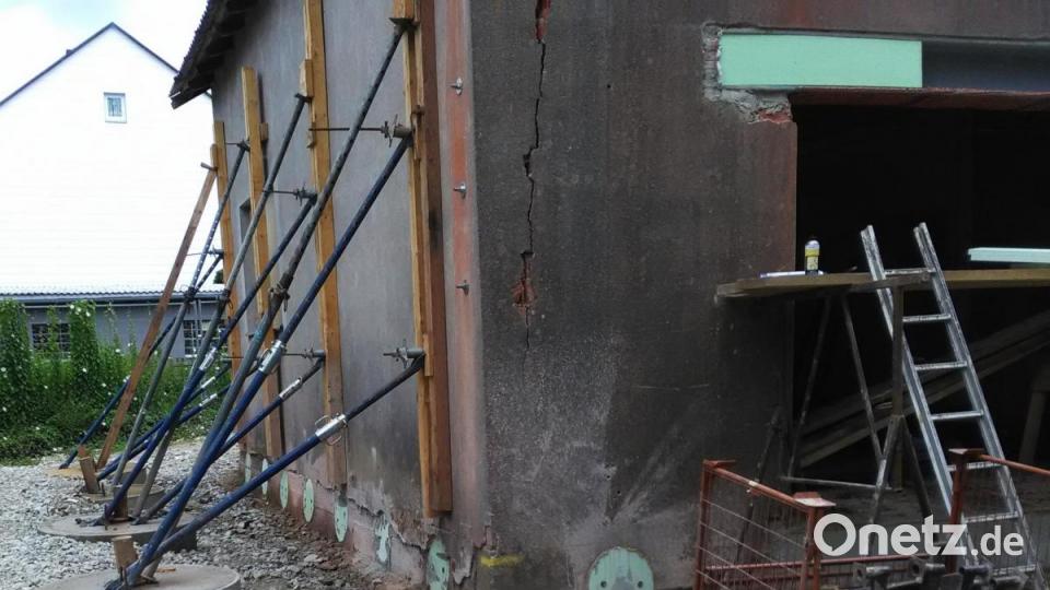 Noch sind die Stützen an der Nordseite nicht entfernt. Sie werden ebenso weichen wie in den Boden eingelassenen Betonzylinder, die zum Zweck der Befestigung der Eisenstangen gebraucht wurden. Bild: ld