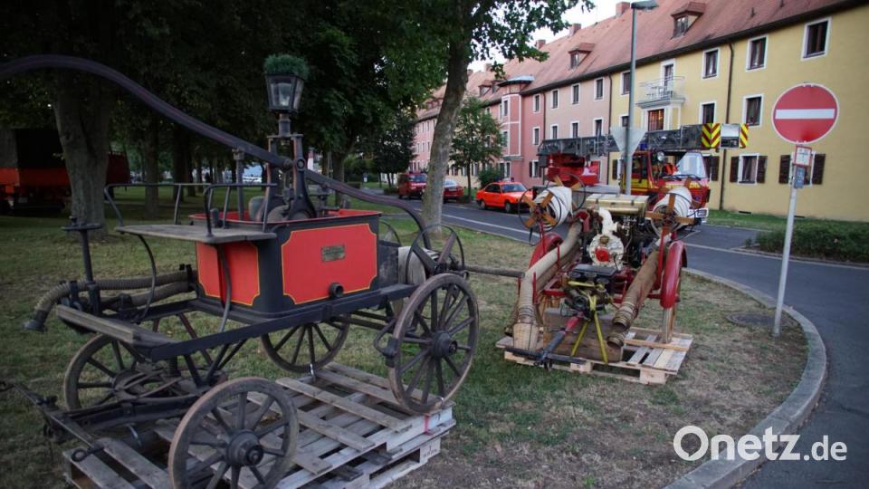 Bei perfektem Wetter feierte die Feuerwehr Waldsassen ihr 150-jähriges Bestehen. Schon bei den Eingängen zum Festgelände gab es viele historische Feuerwehrgeräte zu sehen. Bild: exb