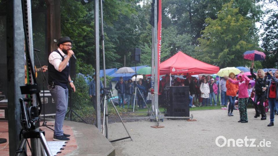 Das &quot;bisschen Regen&quot; schreckt die Besucher nicht ab. Bild: gag