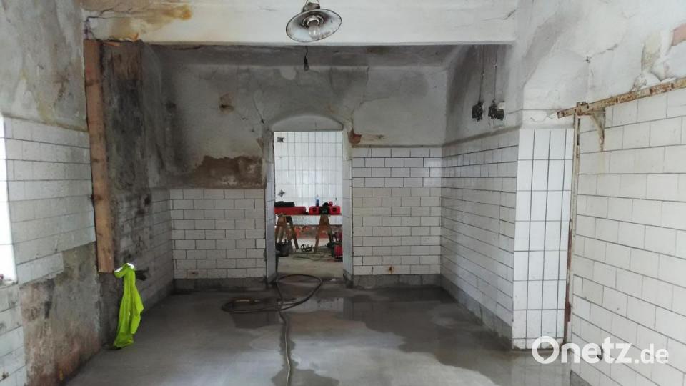 So richtig wohnlich wirkt das Innere des Schlachthauses noch nicht. Mit viel Fließ und guten Ideen wird es bald anders aussehen. Es ist nur eine Frage der Zeit! Bild: ld