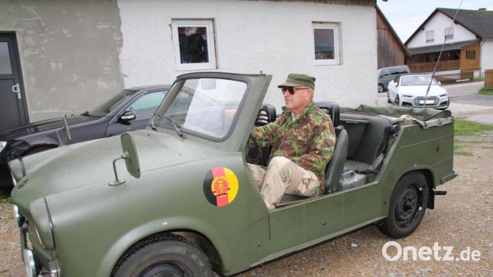 Stolz präsentierte dieser Besitzer sei umgebautes Trabi-Militärfahrzeug. Bild: frd