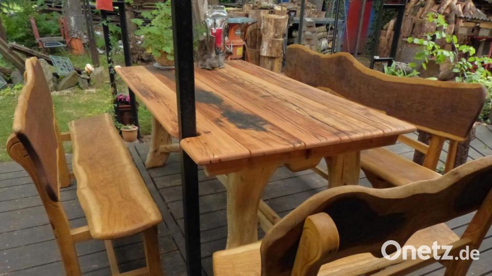 Eine rustikale Sitzgruppe aus Lärchen- und Eichenholz ist ein Meisterstück des Holzwerkers Konhäuser. Bild: hka