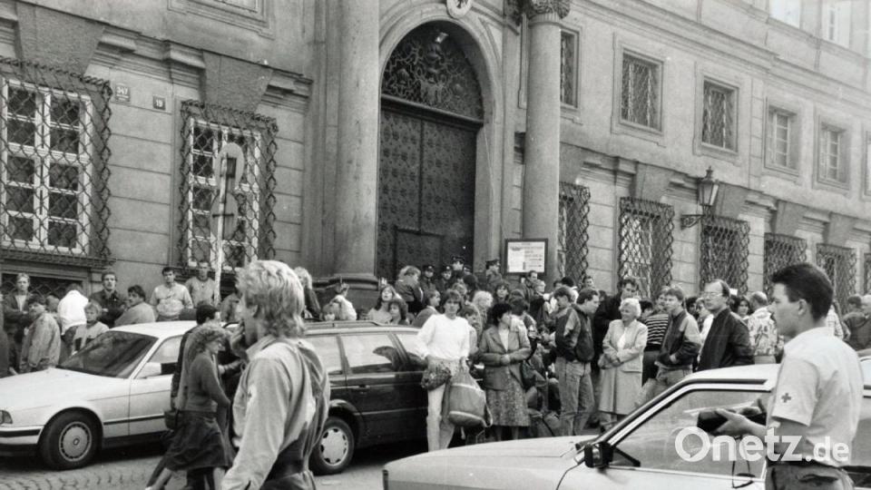 DDR-Flüchtlinge und Journalisten stehen im September 1989 vor der deutschen Botschaft in Prag. Archivbild: Annemagret John/dpa