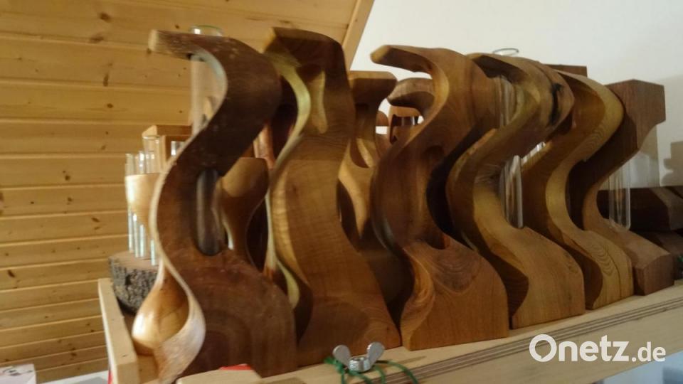 Vasen aus gedrechseltem Holz mit einem Glasröhrchen für einzelne Blüten. Bild: hka