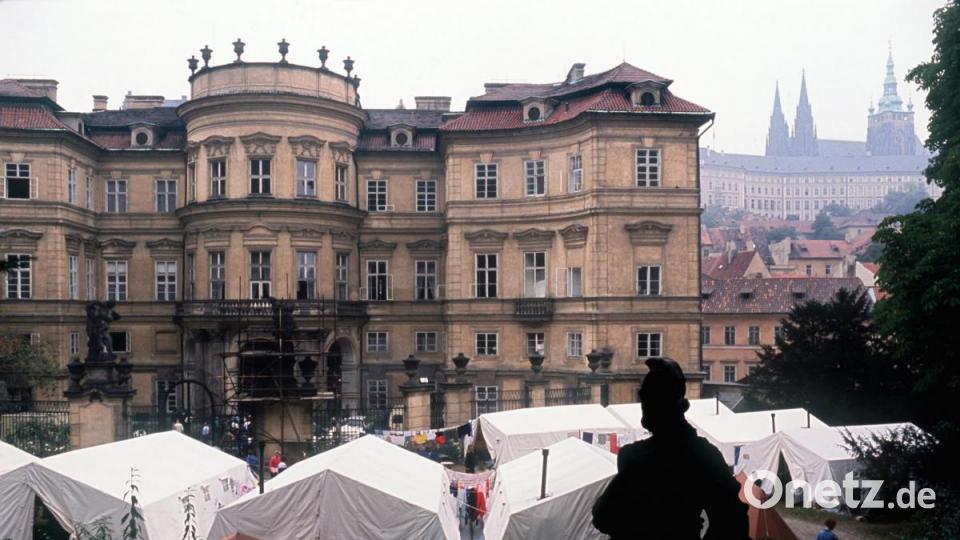 In den Zelten auf dem Gelände der bundesdeutschen Botschaft in Prag harrten Ende September 1989 Tausende DDR-Bürger aus und hofften auf ihre Ausreise in die Bundesrepublik. Archivbild: Reinhard Kemmether/dpa
