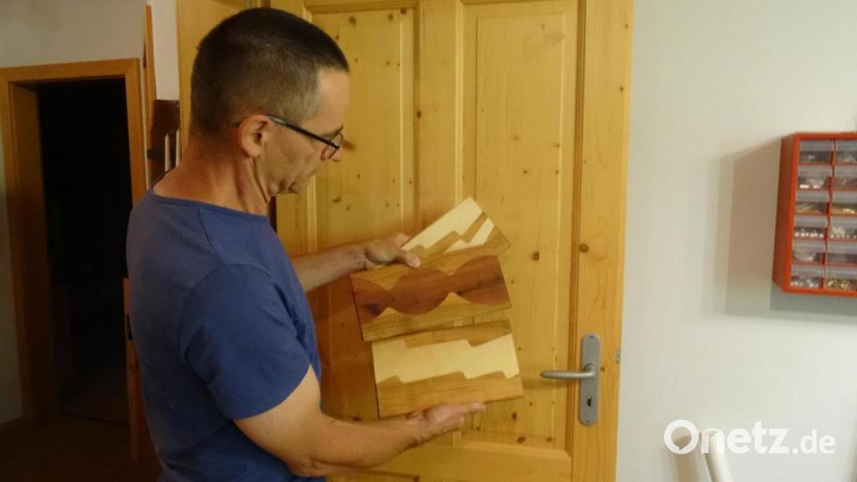 Ein besonderes Geschenk: Servierbretter aus farbigen Hölzern zusammengesetzt. Bild: hka