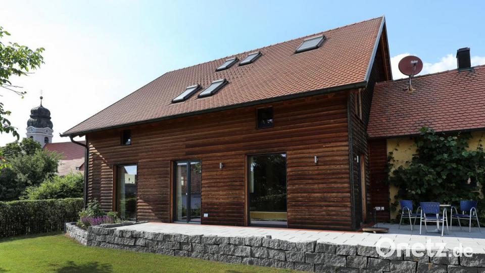 Andreas Winkler hat an seinem Holzhaus in Ursulapoppenricht alles, was aus Holz ist selbst gemacht. Die Außenfassade ist aus unbehandeltem Holz und hat die typische dunkle Färbung durch Umwelteinflüsse. Bild: Wolfgang Steinbacher