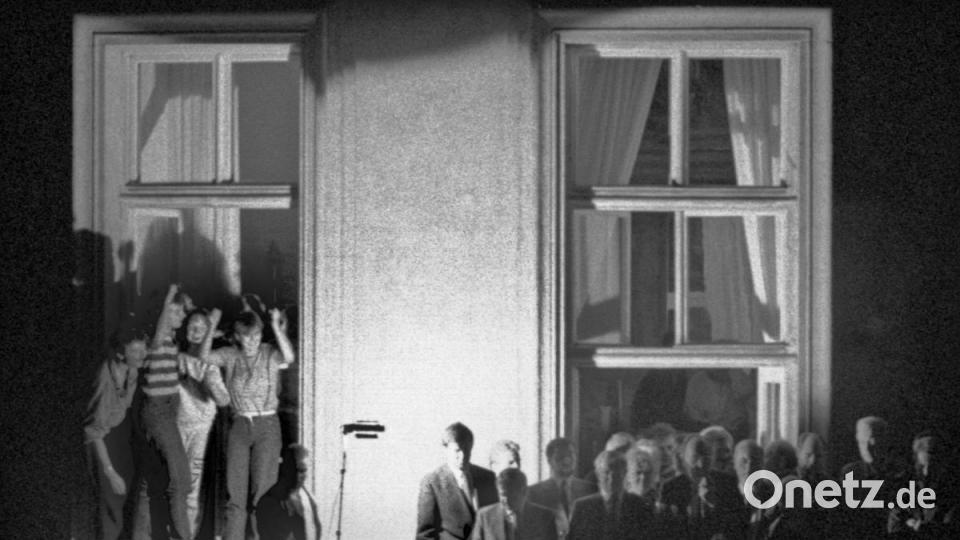 Der damalige Außenminister Hans-Dietrich Genscher (unter dem Fensterkreuz rechts) steht am 30. September 1989 mit anderen Politikern auf dem Balkon der bundesdeutschen Botschaft in Prag. Archivbild:  Foto: Reinhard Kemmether/dpa