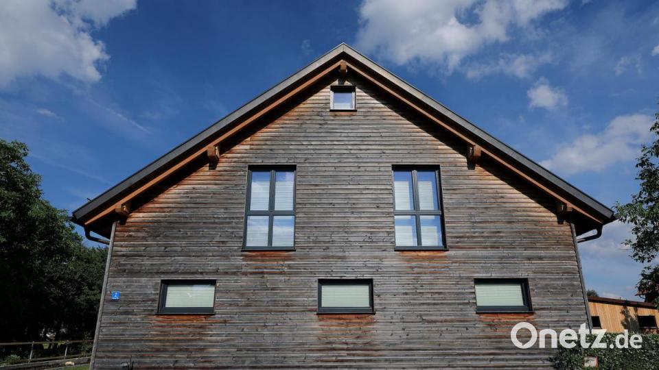 Die Außenfassade ist aus unbehandeltem Holz und hat die typische dunkle Färbung durch Umwelteinflüsse. Bild: Wolfgang Steinbacher