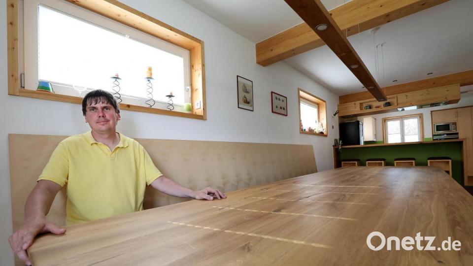Der Esstisch im XXL-Format misst 420 mal 125 Zentimeter. Die Tischplatte aus einem Stück Eiche, das Winkler von seiner Großmutter erhalten hat. &quot;Das Haus wurde praktisch um den Tisch herum gebaut&quot;, sagte er. Bild: Wolfgang Steinbacher