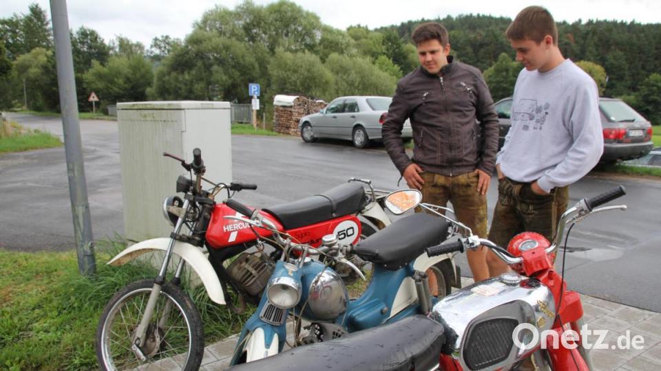 Moped-Jugendträume der 1960er und -70er Jahre: Die Hercules und die Zündapp (von hinte) sind heute noch in Betrieb. Ganze vorne steht eine Kreidler-Florett. Bild: frd
