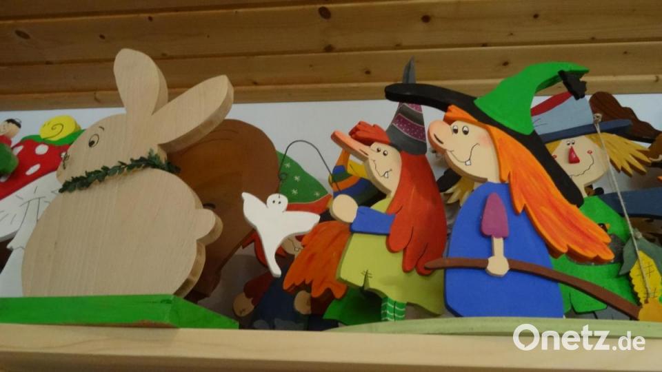Diese bunten Gesellen macht Sandra Konhäuser mit der Laubsäge und Farben. Bild: hka