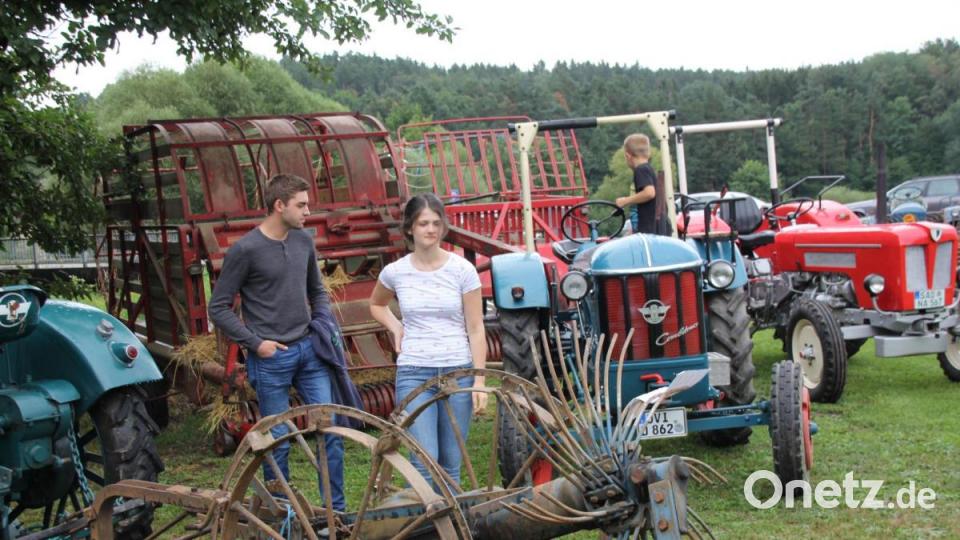 Landwirtschaftliche Fahrzeuge und Gerätschaften in allen Variaten gab&#039;s bei der Oldtimerausstellung zu entdecken. Während einige der alten Traktoren auf diesem Bild noch heute in Gebrauch sind, ist es der „Erdäpflroder“ im Vordergrund wohl eher nicht mehr. Bild: frd