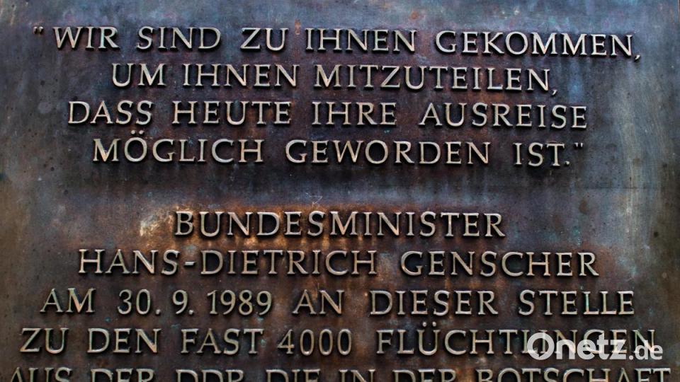 Eine Gedenktafel auf dem Balkon der Deutschen Botschaft in Prag erinnert an den 30. September 1989. Damals verkündete der damalige Bundesaußenminister Hans-Dietrich Genscher den Flüchtlingen die Möglichkeit ihrer Ausreise. Bild: Arno Burgi/dpa