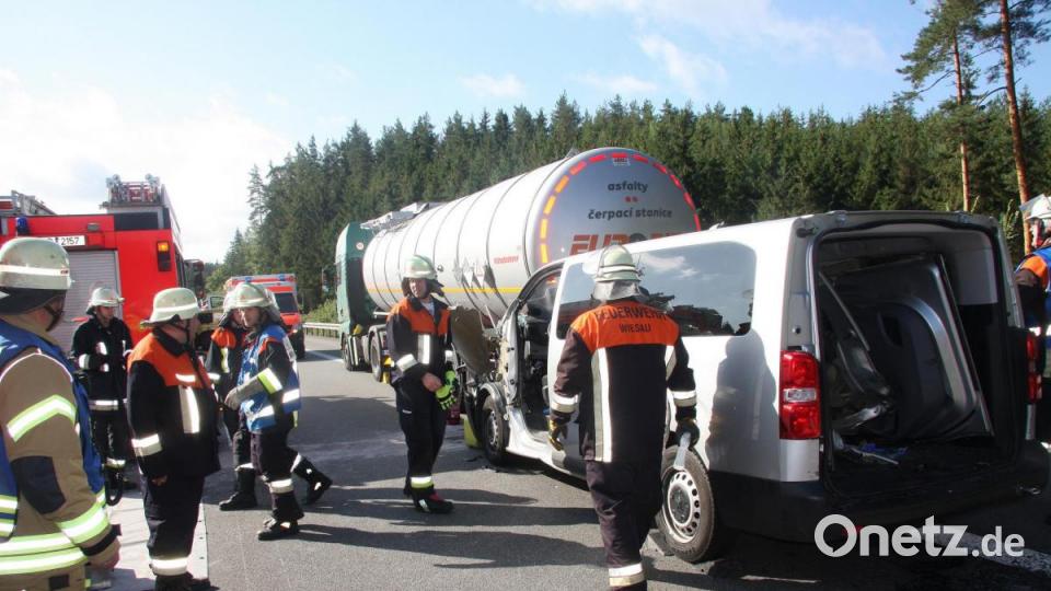 Beim Zusammenstoß eines Kleintransporters mit eine Gefahrgut-Lkw auf der A93 auf Höhe der Ausfahrt Windischeschenbach in Richtung Regensburg wurden drei Personen verletzt. Bild: wro