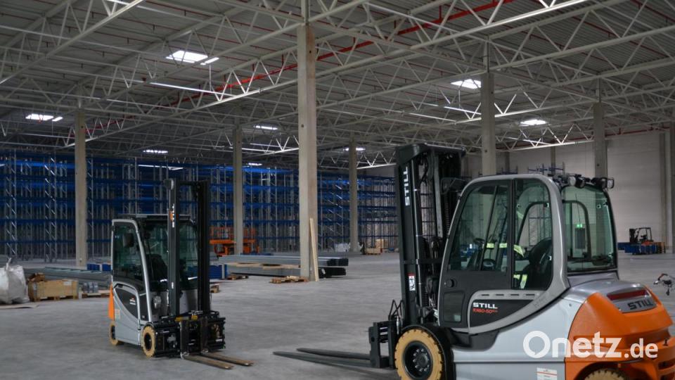 Die neue Logistikhalle der Ziegler Group in Wiesau ist fertiggestellt. Als erster Kunde wird dort die Mühlmeier GmbH &amp; Co. KG aus Bärnau hauptsächlich Produkte aus der Schweiß- und Mahltechnik einlagern. Bild: rti