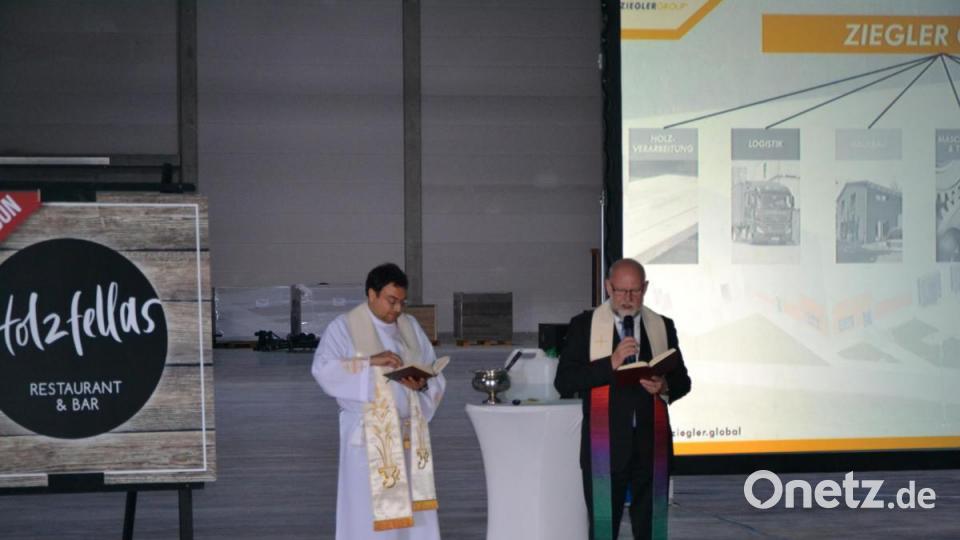 Priester Jaime-Pasqual Hannig und Pfarrer Martin Schlenk (von links) segneten die Halle. Bild: rti