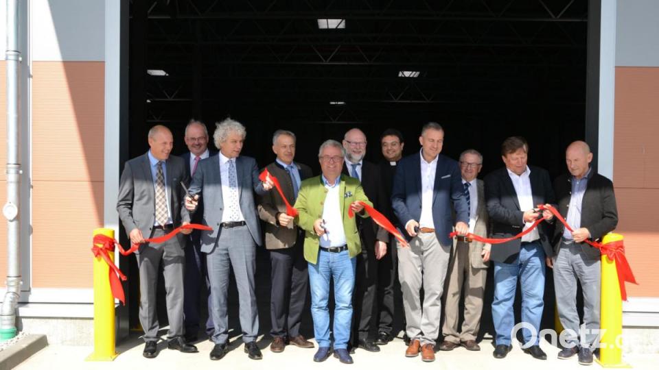 Mit den Ehrengästen aus Politik und Wirtschaft durchschnitt Michael Wachsmann, Prokurist der Ziegler Group (Vierter von rechts), das symbolische Band zur neuen Logistikhalle in Wiesau. Bild: rti