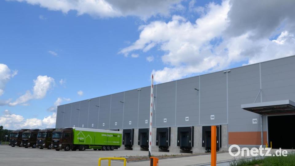 Die neue Logistikhalle der Ziegler Group in Wiesau ist fertiggestellt. Als erster Kunde wird dort die Mühlmeier GmbH &amp; Co. KG aus Bärnau hauptsächlich Produkte aus der Schweiß- und Mahltechnik einlagern. Bild: rti