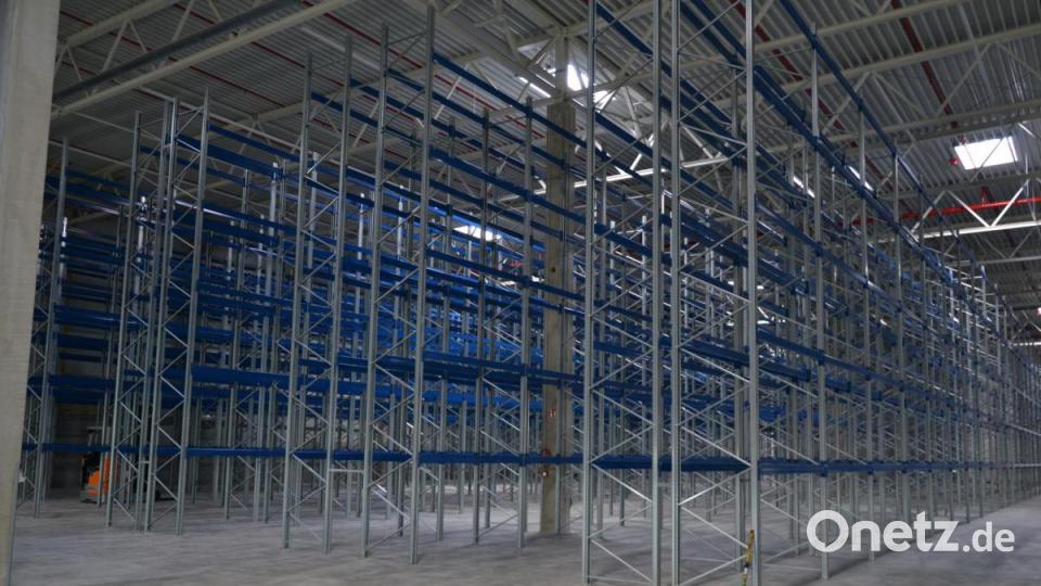 Die neue Logistikhalle der Ziegler Group in Wiesau ist fertiggestellt. Auch stehen die ersten Hochregale schon. Bild: rti