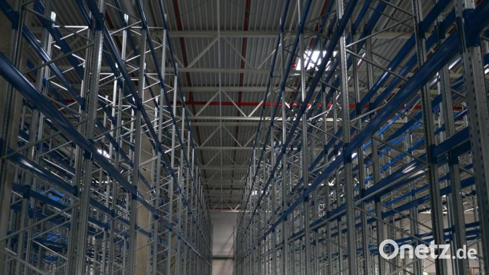 Die ersten Hochregale stehen schon in der Halle. Bild: rti